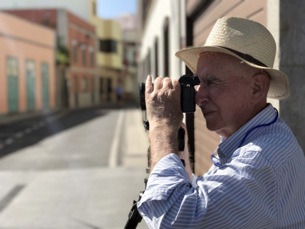 El fotógrafo Efraín Pintos en la Pascua Florida isorana.