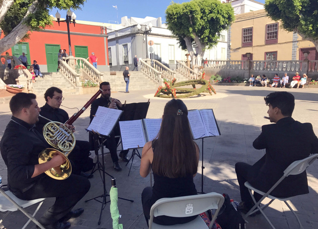 Ensamble Cantábile actuando en la plaza de Guía.