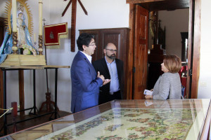 Pedro Martín (alcalde), Jesús González (párroco) y Josefa Mesa (consejera insular de Patrimonio) en la iglesia de Guía.