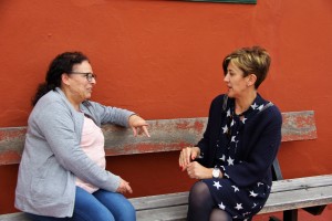 Ángeles González con la presidenta de Arcoíris Mari Carmen Delgado