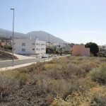 Calle Norte con el único edificio construido y la calle urbanizada por el Ayuntamiento