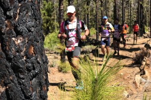 Carrera de Montaña de Guía de Isora - Corredores a su paso por Llano del Negro