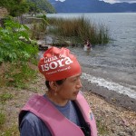 Mujer boliviana aprende a nadar en el lago Atitlán