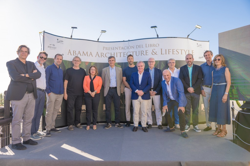 De izquierda a derecha: Antonio Corona (arquitecto Las Atalayas de Abama), Juan Lima (arquitecto de Las Terrazas de Abama Suites y Los Jardines de Abama Suites), Alejandro Coderch (arquitecto de Las Terrazas de Abama Suites y Los Jardines de Abama Suites), Eustaquio Martinez (arquitecto del proyecto Bellevue y de Villas del Tenis), Francesc Pujol (director de Real Estate de Arum Group), Leonardo Omar (arquitecto de varias Custom Villas en Abama Resort Tenerife), Rafael Noblejas (director de Tropical Hoteles), José Manuel Baena (arquitecto de varias Custom Villas de Abama Resort), Domingo del Campo (director general de My Way Meaningful Hoteles), Arsenio Amaral (arquitecto de Las Atalayas de Abama), Andrés Mazuelas (arquitecto de algunas Custom Villas localizadas en Abama Resort Tenerife), Borja Pérez Arauna (consejero de Tropical Hoteles), Rita Rosés (interiorista en Los Jardines de Abama Suites, Villas del Tenis y Las Terrazas de Abama Suites)