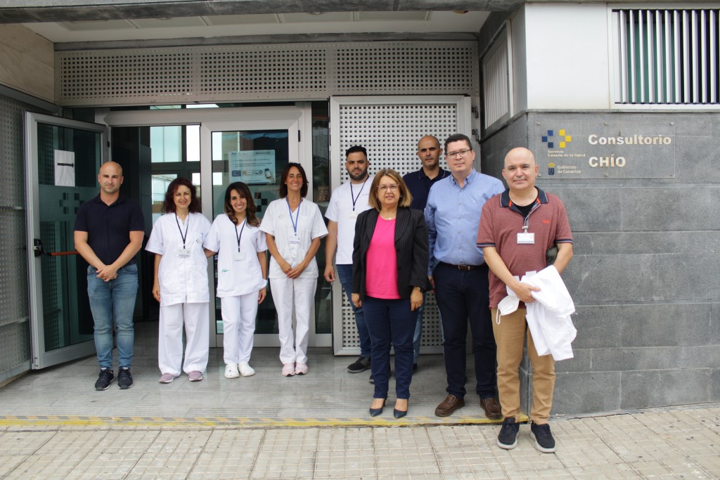 La alcaldesa, Josefa Mesa, junto a Jose Miguel Rodríguez, gerente de Atención Primaria de Tenerife y el personal del centro de salud de Chío