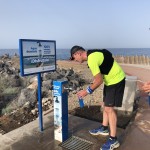 Deportistas recargando botella