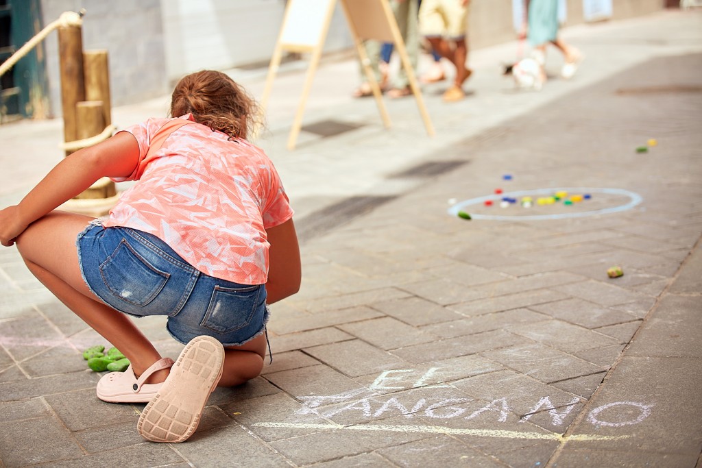 Foto archivo niña jugando en Guía de Isora