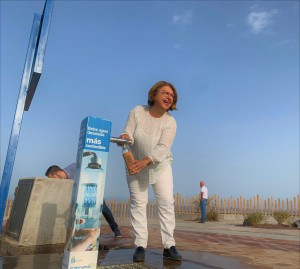 Josefa Mesa- rellena botella con agua desalada