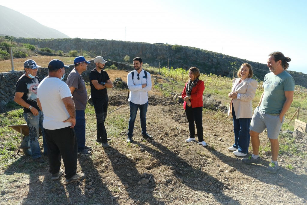 El presidente de la Asociación Canaria de Psiquiatría visita la finca de Atelsam para la formación e inclusión de personas con problemas de salud mental junto a la alcaldesa Josefa Mesa